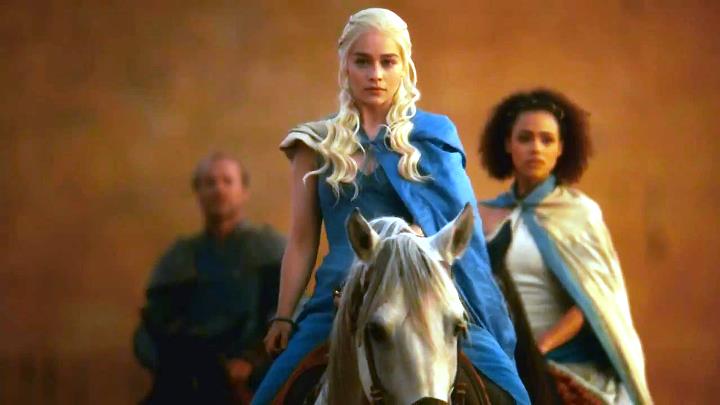 danerys targaryen riding horse
